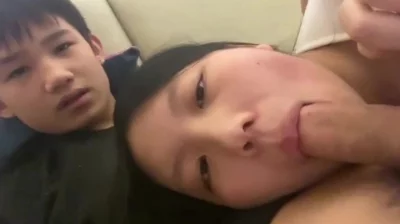 以为是清纯的妹子，没想到这么反差鸡巴吃的不停